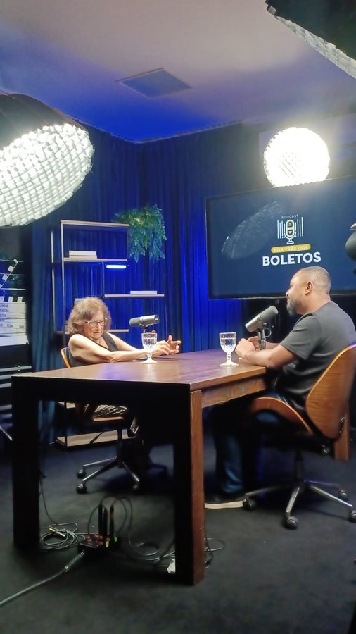 Convidada e host conversando durante a gravação